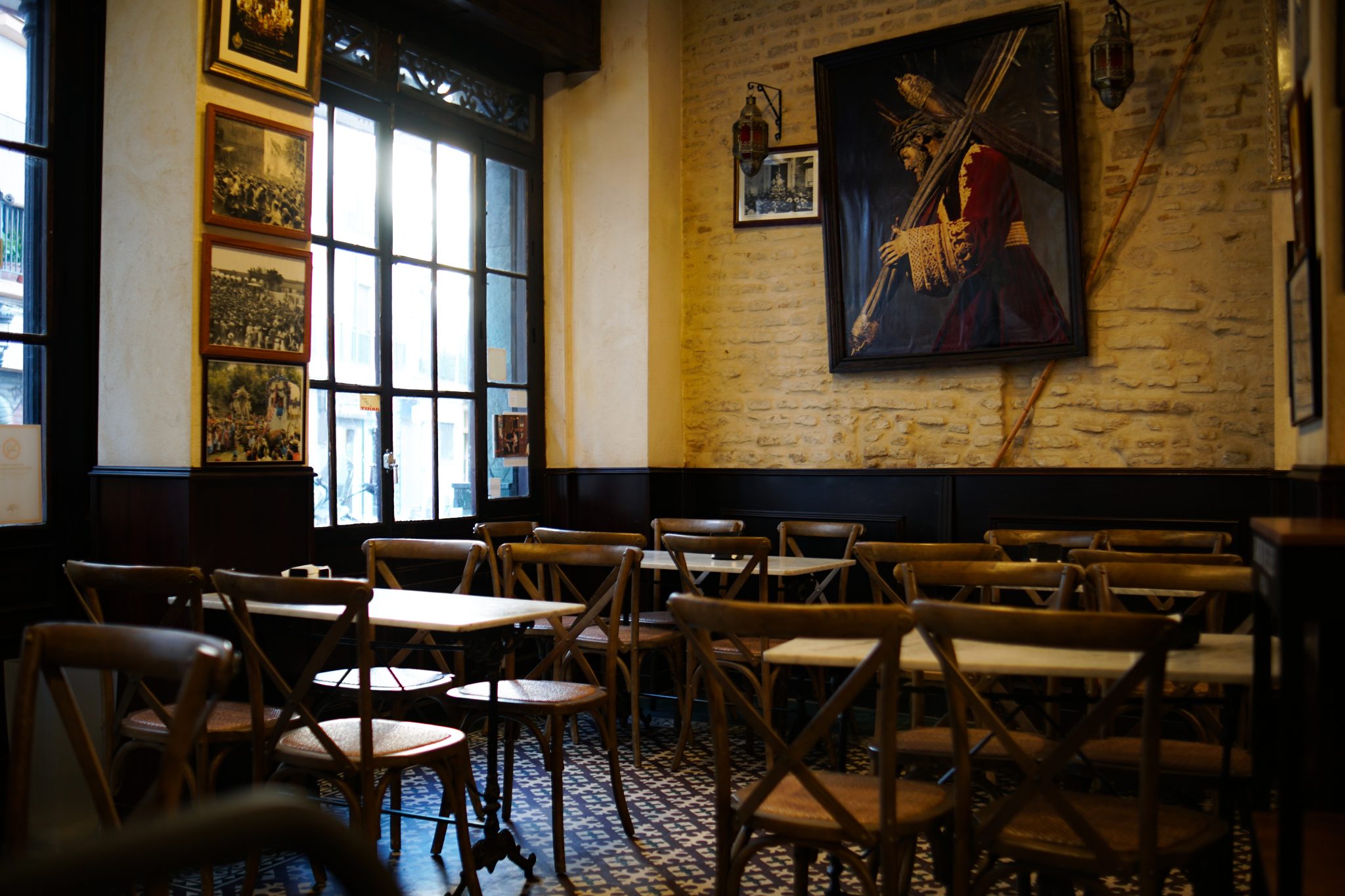 Interior rústico y acogedor del restaurante