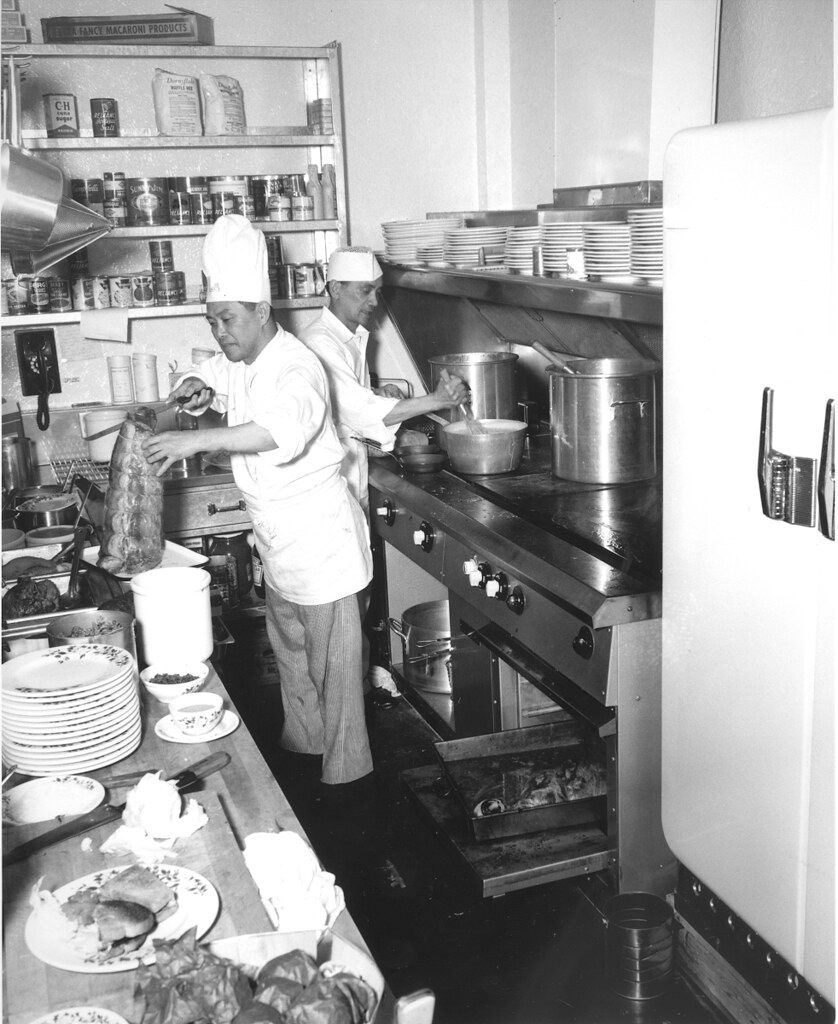 Cocinero preparando un guiso tradicional