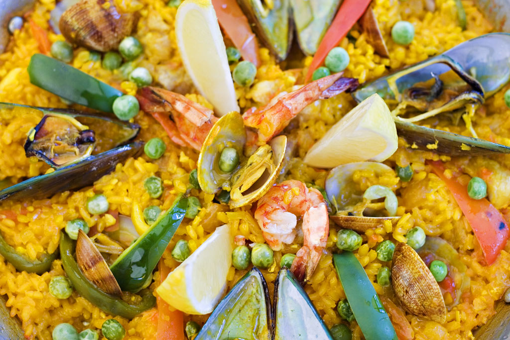 Paella valenciana recién hecha